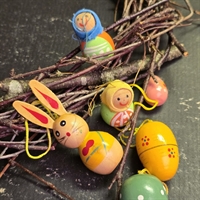 paaskehare-kone-aeg-traefigurer-bemalet-glade-farver